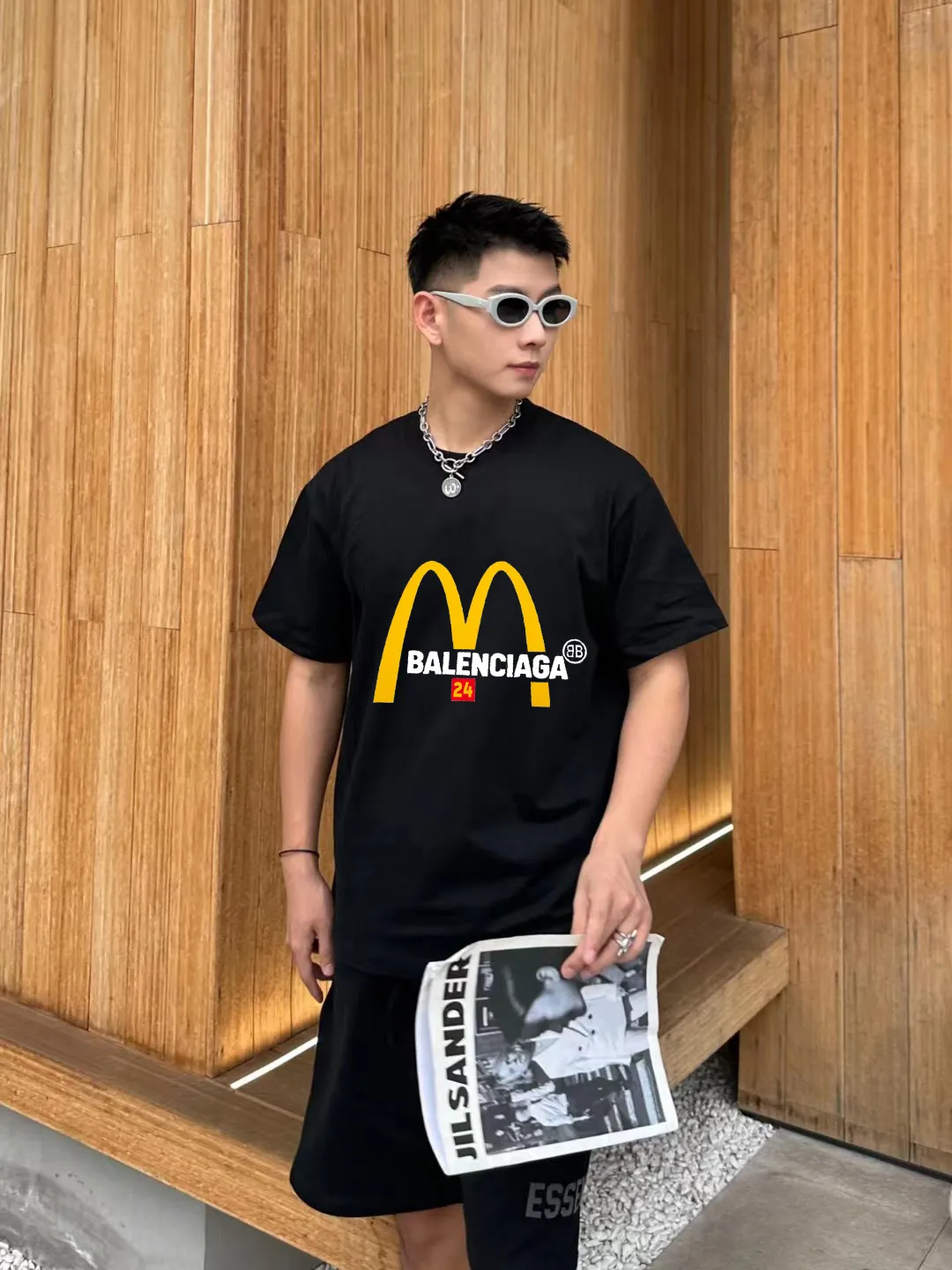 P80✨🔥 BALENCIAGA Paris co-branded Mc Donald's flocked letter printed short-sleeved T-shirt. Custom-woven and dyed 280g combed cotton heavyweight fabric. Zero color difference in threads. Perfect details. Different from the current version on the market. Welcome to compare. Same Style for men and women. Must-sell model in the picture above. Color: White Black Size: 1 2 3 4